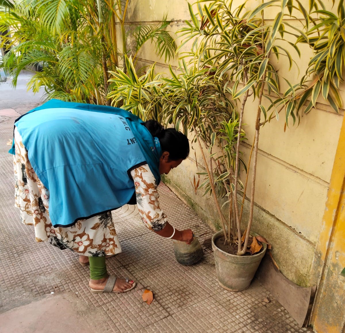 kmc_kolkata's tweet photo. A few pictures of the frontline workers of the Vector Control Team on duty across the city.
#VectorControlByKMC #KMConDuty https://t.co/GILVEwg9pv