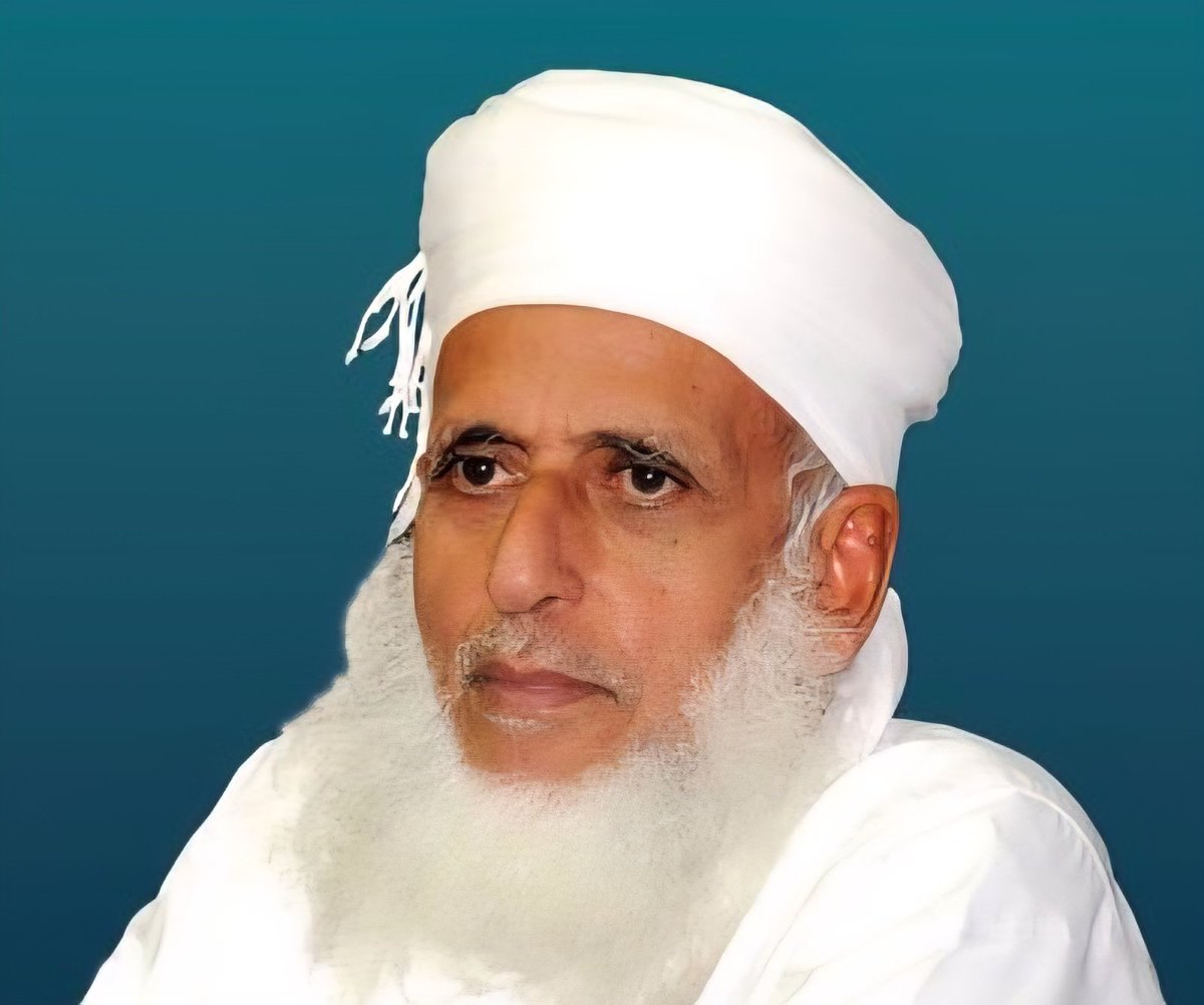 jaboobahmed7's tweet photo. ((قصيدة الشفق تأخذنا لأعماق الوطن))
وهكذا بعد مضي سنوات نعيد الذكريات
قبل ذلك حكاية تستحق الذكر......
""بتوصيةٍ كريمةٍ من شيخنا الجليل المبجّل والدنا الشيخ أحمد بن حمد الخليلي، مفتي عام السلطنة، أمدّ الله في عمره وأتمّ عليه موفور الصحة والعافية، كتب توصيةٌ إلى وزارة التعليم العالي بابتعاث خالد إلى الجامعة، ليتخرّج بعون الله تعالى بدرجة البكالوريوس من جامعة ظفار اليوم.
وأجدّد شكري وتقديري لشيخنا المبجّل على هذا الدعم الأبوي الكريم.

ويسعدني أن أكتب رسالة شكرٍ عميقةٍ صادقة، باسم أسرتي، لكل من وقف معنا في مرض خالد، والذي كان أول حالةٍ في تاريخ الطب عام 2002، وقد عولج حينها على نفقة السلطان قابوس بن سعيد طيّب الله ثراه.

شكراً للدكتور عبدالله بن علي عبد الرزاق باحجاج، الذي كتب عن خالد كثيراً، وسخّر قلمه بمدادٍ من سعادةٍ للوطن، من خلال جريدة الوطن العُمانية في إعداداتٍ وملحقاتٍ عبّر فيها عن النسيج العُماني الأصيل، حيث هبّت وفودٌ من شمال عُمان للتبرّع في علاج خالد مهما بلغت التكاليف من ملايين، في موقفٍ يجسّد شخصية الوطن، وأعتذرت عن ذلك شاكرا هذا السخاء من ابناء الوطن، وكنت مدركا أن أبونا قابوس سيكون الأحن من الجميع لأبناء الوطن وقد عودنا طيب الله ثراه على الأبوة والحنان، كما حدث لاحقا في مكرمته لخالد حين علم بالخبر.

شكراً أبو قيس، شاعر الوطن، الشاعر الشيخ سالم بن بخيت المعشني، الذي جسّد في ملحمته الوطنية  في أوبريت «أمّة وقائد» عام 2005 مدى تلاحم وتكاتف المجتمع العُماني، وترابطه ووقوفه صفاً واحداً في المواقف العصيبة، حيث كتب قصيدة «الشفق» كأيقونة وطنية طافت الوطن العربي، لتصبح شاهداً حيّاً على لحمة العُماني ووحدته.

وأستذكر هنا مقولة الأستاذ والاعلامي القدير سالم بن عوض النجار، الذي كان آنذاك مديراً عاماً للإعلام في ظفار، إذ قال: نحن جميعاً نعمل لخدمة ورفعة الوطن وأبنائه، ويجب علينا كإعلاميين رفع القضايا الوطنية لتكون في صدارة أولويات عملنا الوطني.
وكان التلفزيون العُماني شاهداً على ذلك الجهد، من خلال تصوير خالد وتوثيق مرضه في عدة برامج، كما كان للصحافة والإعلام العُماني – المقروء والمسموع والمرئي – السبق والدور الكبير في تبنّي هذه القضية الوطنية، حتى رُفعت قضية خالد إلى المقام السامي للسلطان قابوس، طيّب الله ثراه.

وأستذكر المهندس أحمد مسلم الحضري، الذي كان حلقة الوصل بين التلفزيون العُماني والصحافة، لتصل حالة خالد إلى كل بيت ومنزل في جميع أرجاء الوطن.
كما أستذكر الأستاذ القدير والإعلامي الفذ عامر العمري، حين كان يقدّم برامج خالد وكأنه يسطر الأحداث للمشاهد العُماني عبر تلفزيون سلطنة عُمان بكل إتقان وتأثيرٍ عاطفي، في مشاهد لن تتكرر. وكنت أجلس لساعاتٍ طويلة مع الأستاذ وخبير المونتاج بالتلفزيون العماني عامر بن محمد العامري أثناء عمله على مونتاج جميع الحلقات، وكأن التاريخ يعيد نفسه أمامي.

ولا أنسى المخرج فخري بن عبدالمولى المرجان، الذي أذهلني بتوجيهه الدقيق للمصوّرين واهتمامه البالغ، وكانت الدموع تترقرق في عيون المصوّر خالد معجين الرواس، شاهداً على قطرات الدم التي نزفها خالد من غرفة التصوير حتى مستشفى قابوس، إلى أن أُغمي عليه من شدة النزيف، وكان المهندس أحمد الحضري يعاونني في نقله إلى المستشفى.

أسماءٌ كثيرة أعتز بها وأشكرها وأدين لها بالامتنان، وأعتذر للجميع إن خانتني الذاكرة ولم أستحضر كل التفاصيل والأحداث.

وأخيراً، أترحّم على الشيخ غانم بن مرهون المعمري، الذي أصرّ على رفع رسالة طلب علاج خالد إلى المقام السامي للسلطان قابوس، طيّب الله ثراه، برفقة إنسانٍ عزيزٍ على قلبي لا أنساه أبداً، الأستاذ عبدالرب أحمد سعيد الشحري، حيث سافرا معاً براً من صلالة إلى سيح الزمائم. وبصدرٍ رحبٍ وعاطفةٍ أبوية، تسلّم والدنا السلطان قابوس الرسالة عبر معالي الفريق أول علي بن ماجد المعمري، بمعية السيد خالد بن حمد البوسعيدي رحمه الله ،كان رئيس الديوان. فأمر السلطان قابوس – رحمه الله – بعلاج خالد خارج الوطن بسقفٍ لا حدود له ولمدة ثلاث سنوات، ليعود بعدها إلى الوطن الأم بعافيةٍ وشفاءٍ من الله.

والحمد لله حمداً كثيراً مباركاً، يتخرّج خالد اليوم من الجامعة، وهو واحدٌ من أبناءٍ كُثُر في أرض الوطن وجدوا الصدر الرحب والإنسانية الصادقة في وطننا الحبيب عُمان.

واليوم، وفي العهد المتجدد لحضرة صاحب الجلالة السلطان هيثم بن طارق، حفظه الله ورعاه، تمضي البلاد بثباتٍ نحو التقدّم والازدهار، وتتسع آفاقها للمعالي والرفعة والسمو، وربّان الوطن السلطن هيثم خير قائدٍ لعُماننا الحبيبة وفقه الله وسدد على طريق الخير خطاه.
