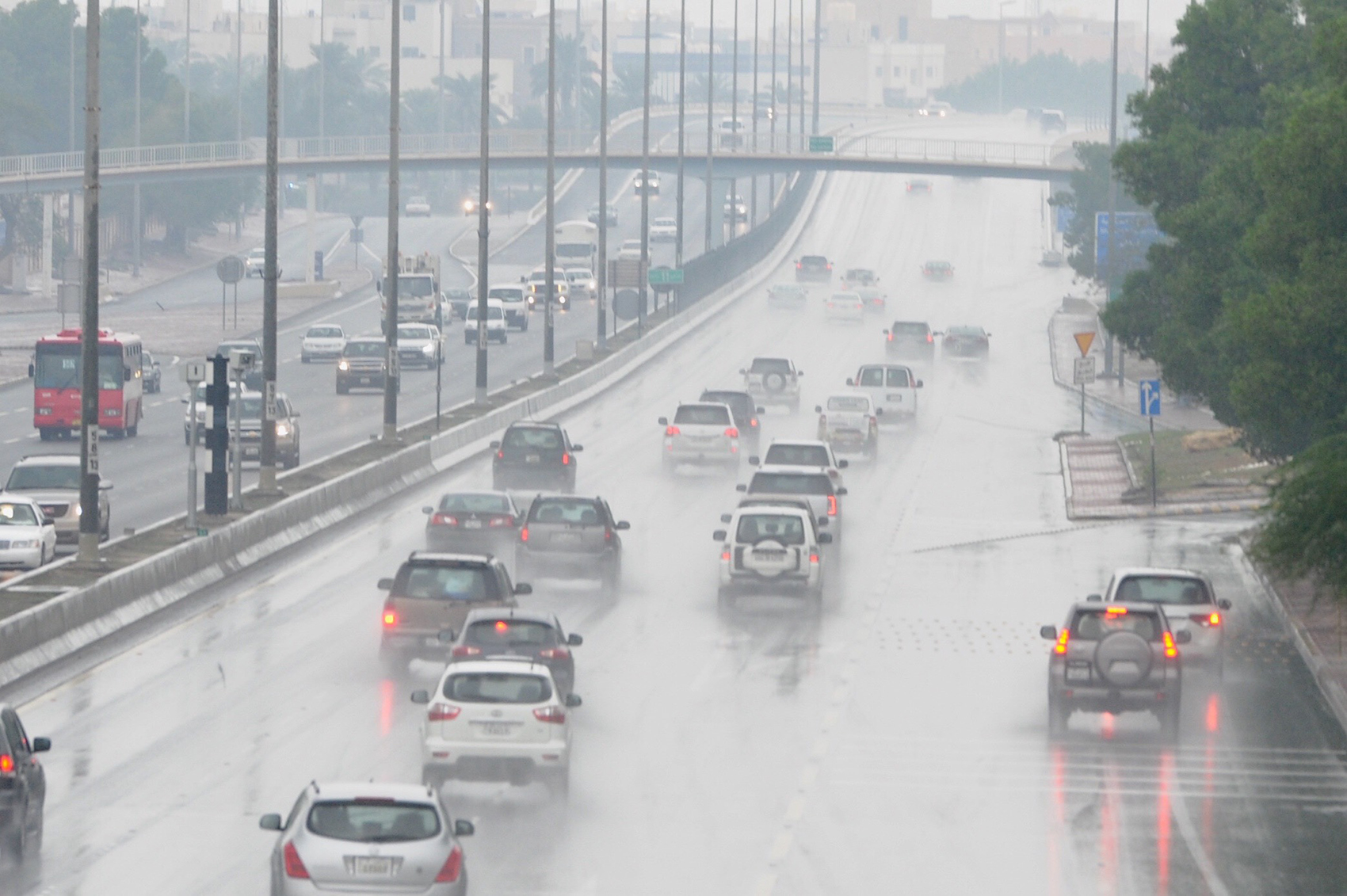 الأرصاد: طقس غائم وممطر مساء اليوم يشتد بعد ظهر غد - مع فرص لـ الضباب وانخفاض الرؤية الأفقية - التحسن التدريجي في الأحوال الجوية يبدأ من بعد ظهر الجمعة 