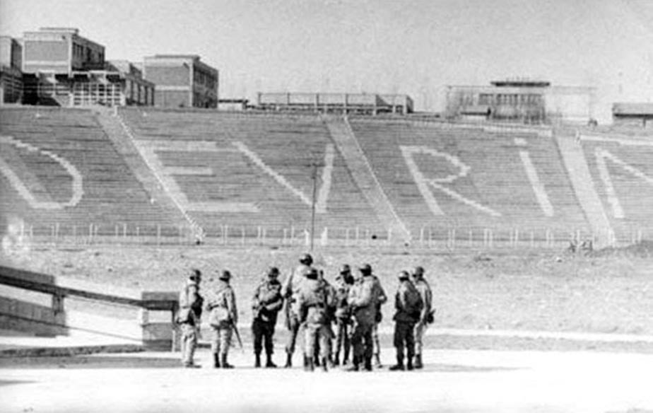 57 yıl önce bugün (6 Ocak 1969) ODTÜ'ye gelen ABD'nin Ankara büyükelçisi Robert Komer'in aracı devrimci öğrenciler tarafından yakıldı. Vietnam'da yapılan katliamlarda payı olan Komer'in aracını yakanlar arasında Taylan Özgür ve Sinan Cemgil vardı. 

Olaydan 3 gün sonra aralarında
