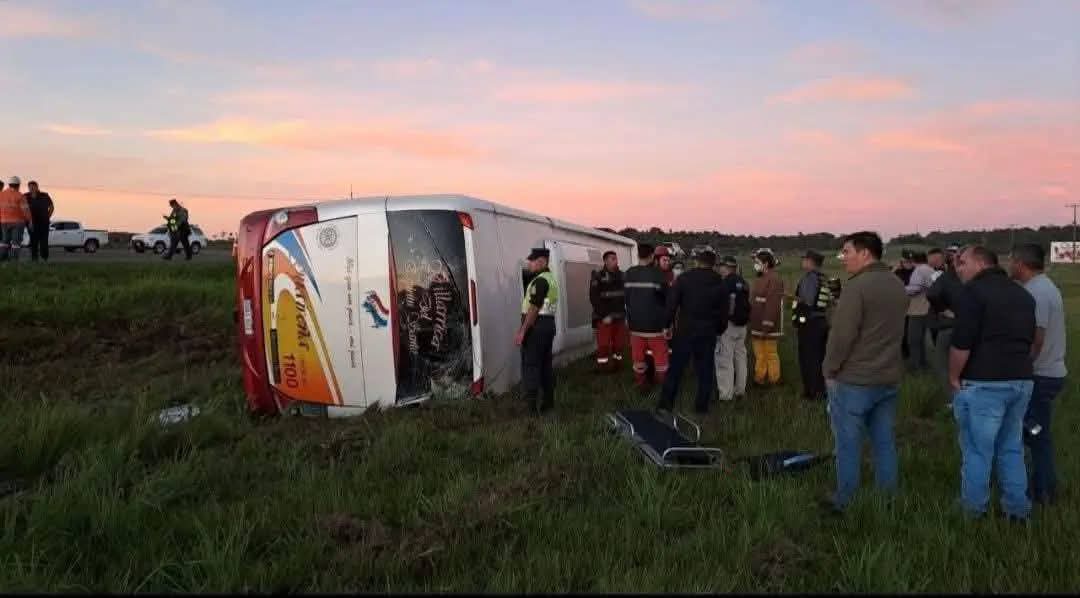 Terrible Accidente en Py02 está madrugada donde está el control de la  <a href="/dinatranpy/">Dirección Nacional de Transporte - Paraguay</a> y otras más para habilitar un Bus de media distancia para un viaje tan largo,ya se tiene que empezar a controlar el NARCO TEST y ALCOTEST en la salida y entrada al país...