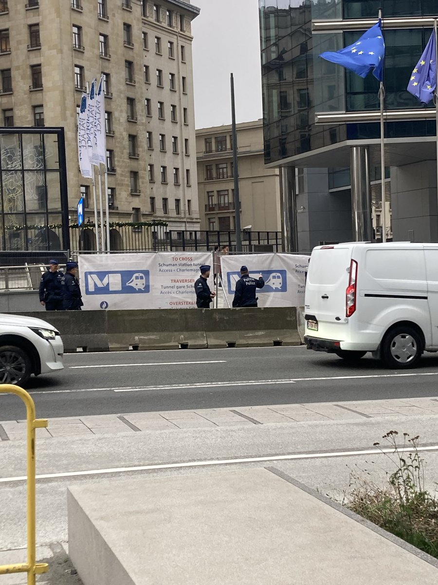 BruselasAsaja's tweet photo. #Bruselas se blinda ante la llegada masiva de #agricultores y #ganaderos para la manifestación histórica del 18-D organizada por @COPACOGECA y apoyada por @AsajaNacional.
Pero queremos mandarle un mensaje a @vonderleyen: nosotros, la gente de campo, somos #pacíficos, rechazamos la violencia y sólo exigimos lo que nos pertenece: ¡ayuda suficiente para dar alimentos de calidad y asequibles a los #consumidores!