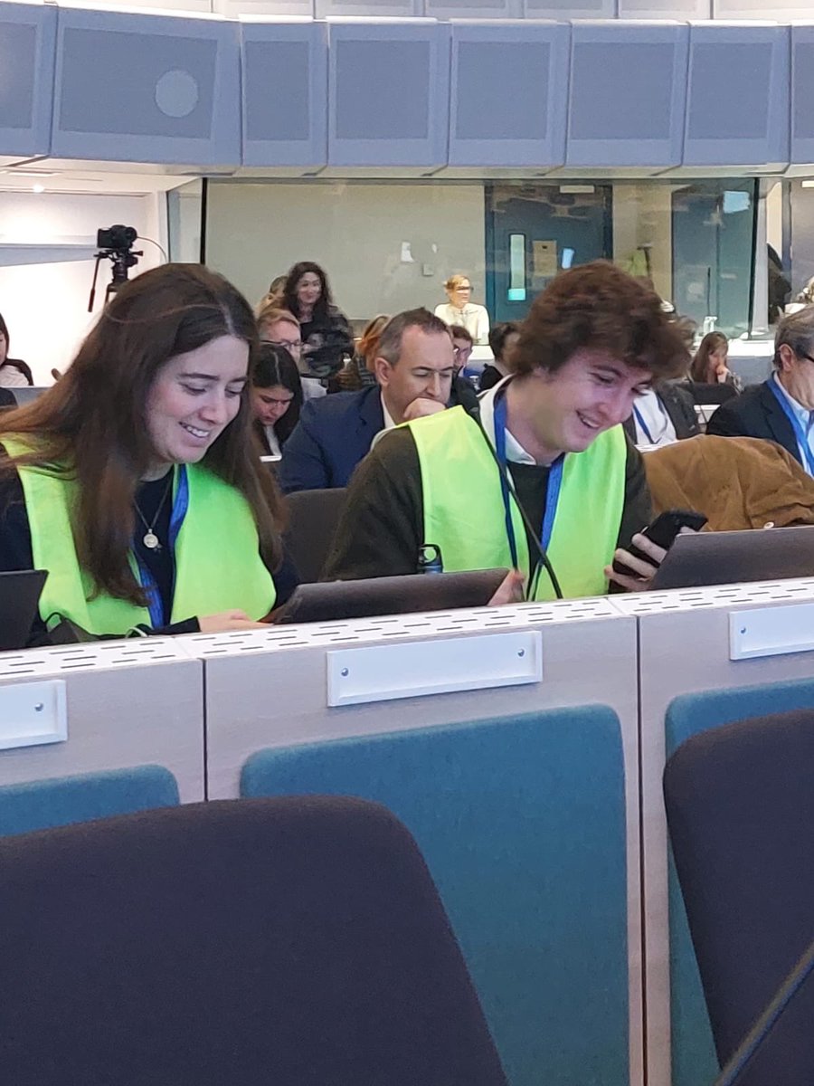 BruselasAsaja's tweet photo. #Bruselas se blinda ante la llegada masiva de #agricultores y #ganaderos para la manifestación histórica del 18-D organizada por @COPACOGECA y apoyada por @AsajaNacional.
Pero queremos mandarle un mensaje a @vonderleyen: nosotros, la gente de campo, somos #pacíficos, rechazamos la violencia y sólo exigimos lo que nos pertenece: ¡ayuda suficiente para dar alimentos de calidad y asequibles a los #consumidores!