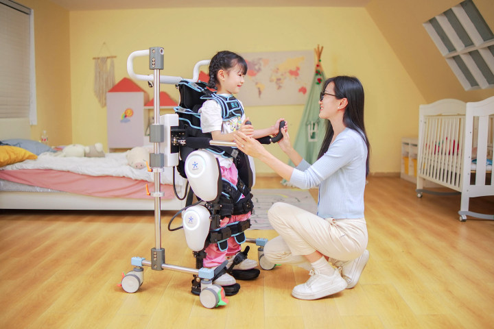 hangzhoufeel's tweet photo. ⛰️🚶‍♂️🚶‍♀️From the mechanical armors that can fly freely in science #fiction movies, to the wearable devices that actually assist in standing, walking and climbing mountains nowadays, 🤖the exoskeleton #robot developed by RoboCT in Hangzhou is steadily moving from the realm of imagination on the screen into real life. 
@RoboCTHealth
#SmartHangzhou #FutureLife #TechNews