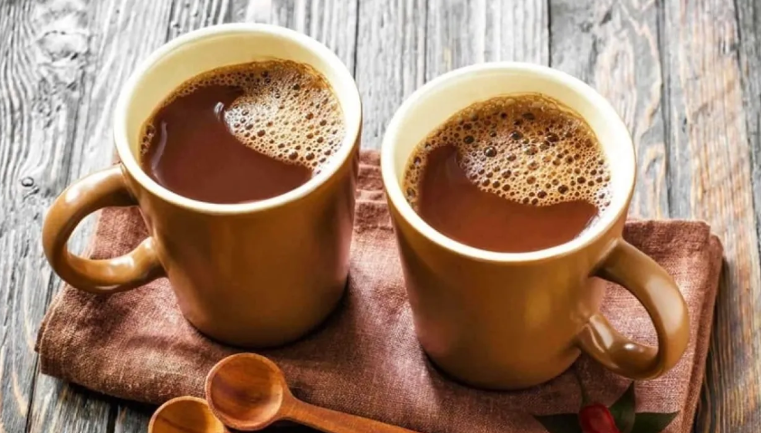 مشروبان صحيان يحاربان أضرار الجلوس لساعات طويلة في العمل 