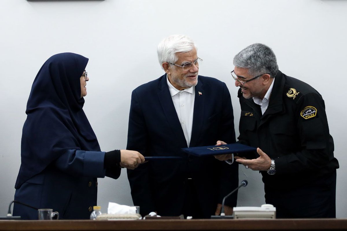 PadDolat's tweet photo. محمدرضا #عارف، معاون اول رئیس جمهور درجلسه شورای عالی حمل‌ونقل و ایمنی:
-همه در رابر حوادث جاده‌ای مسئول هستیم.
-کاهش ۱۰درصدی تلفات جاده‌ای، تکلیفی قانونی است.
-برای ارتقا ایمنی راه‌ها نباید باهیچ احدی تعارف کرد.
 قوانین باید سختگیرانه اجراشود و جرائم رانندگی باید بازدارنده باشد. https://t.co/qxGj6isC2N