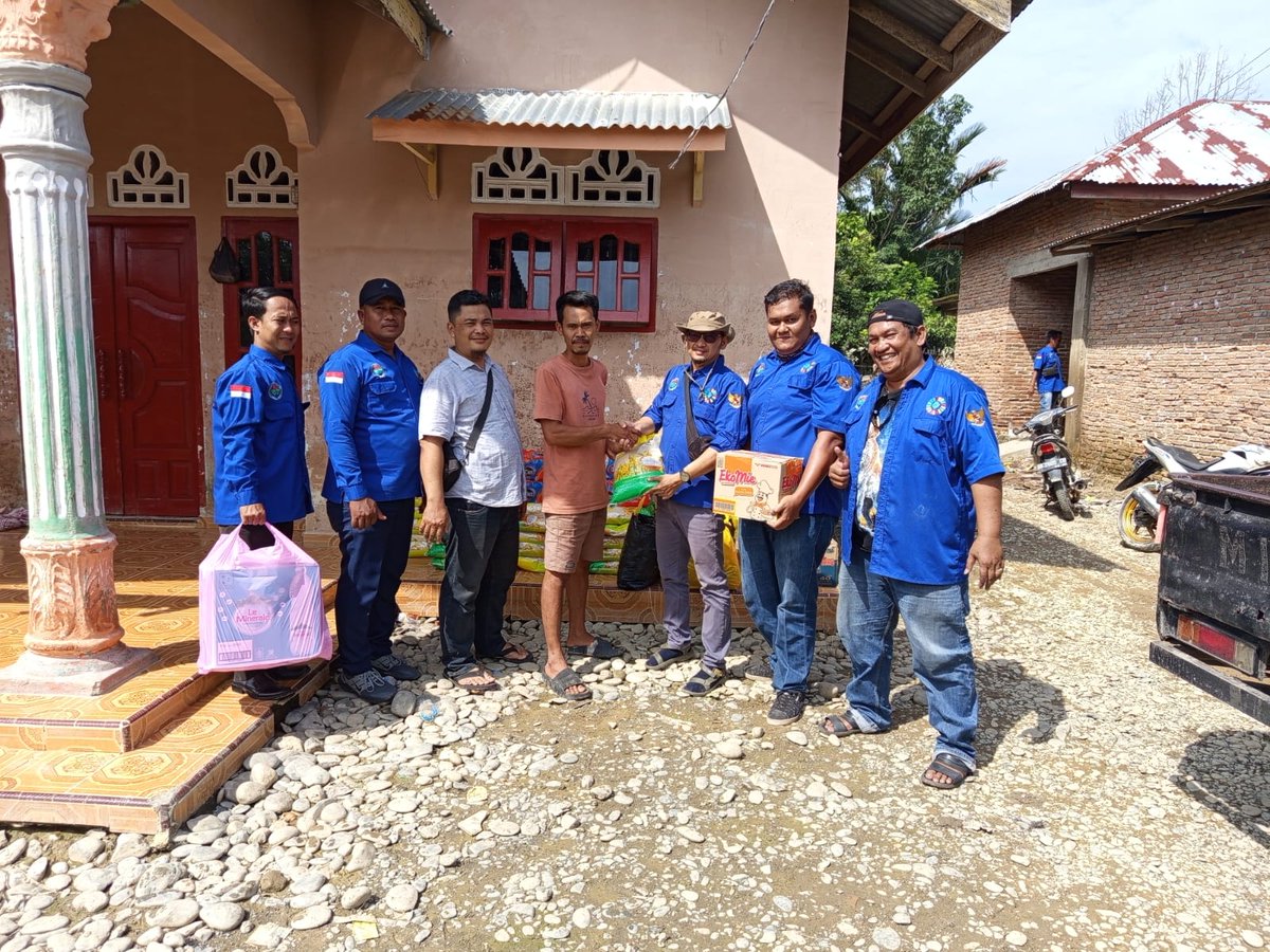 LadjaRuma's tweet photo. Pemerintah dan  masyarakat terus memberikan bantuan melalui posko maupun secara langsung  melalui darat dan udara di wilayah terisolasi bencana.
#KemendesPDTPeduliBencana
#MenteriDesaPeduliBencanaSumatera
#PendampingDesaPeduliBencana
@prabowo
@YandriSusanto
@ArizaPatria https://t.co/WRoMvT4dwt
