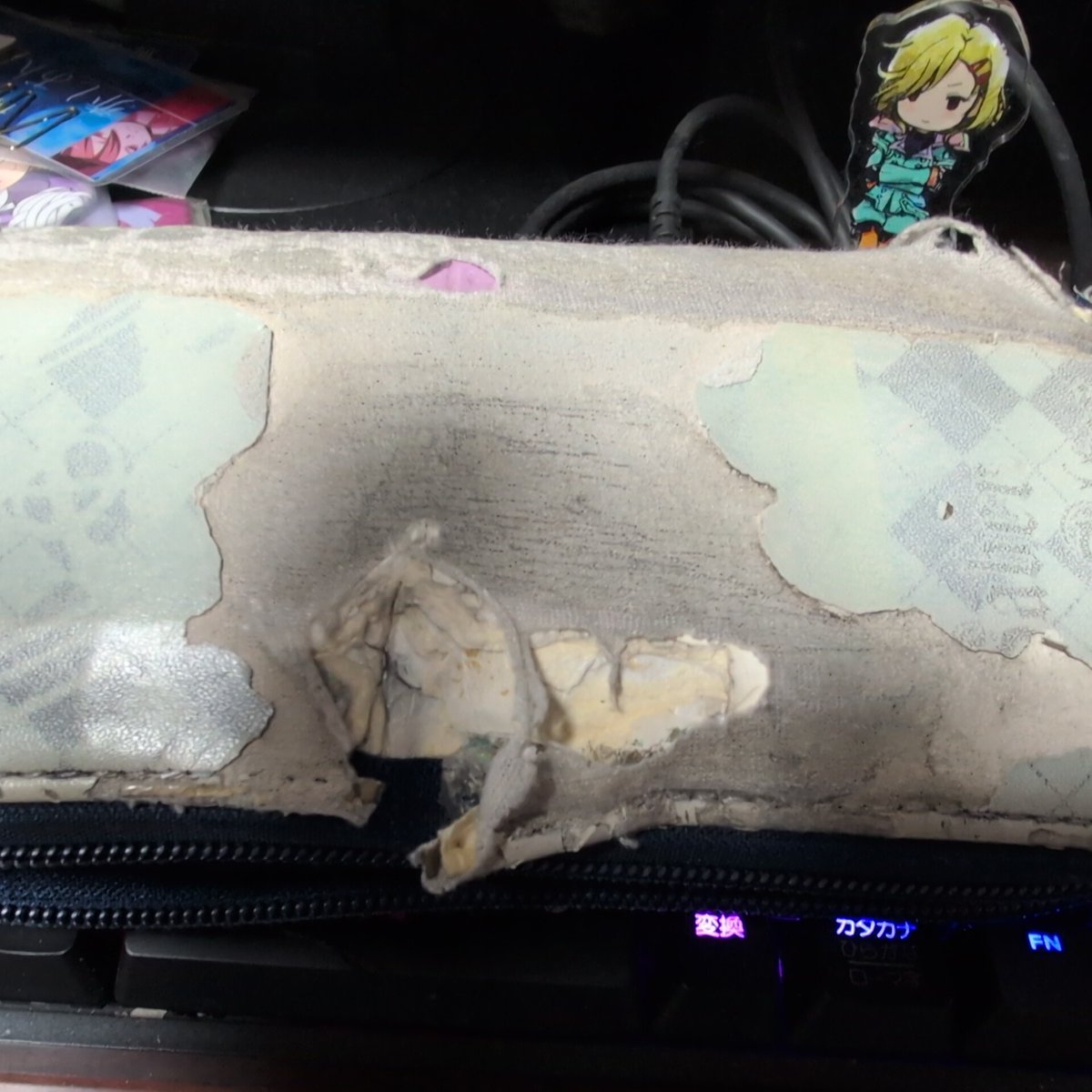 また、引っ越します(๑•̀ㅂ•́)و✧ がま口お財布 7年ほど使い込んだ「財布」です、流石に口が閉まらなくなり更には半分