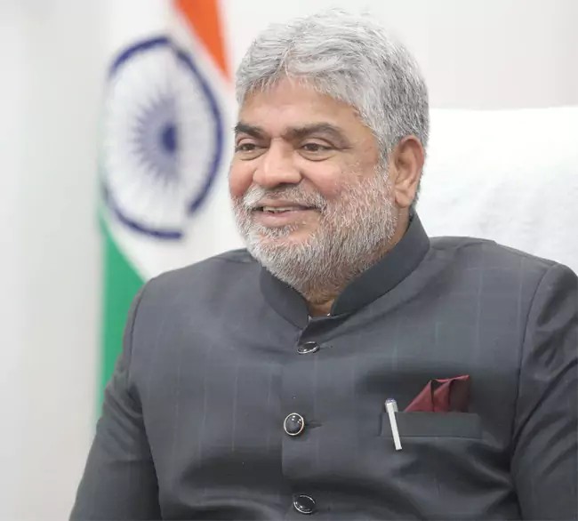 #Hyderabad:

#Telangana Assembly Speaker Gaddam Prasad Kumar dismissed disqualification pleas against 5 MLAs-- Tellam Venkata Rao, Bandla Krishna Mohan Reddy, Gudem Mahipal Reddy, Prakash Goud and <a href="/GandhiArekapudi/">Gandhi Arekapudi</a>, citing lack of evidence of #defection. 

He ruled they