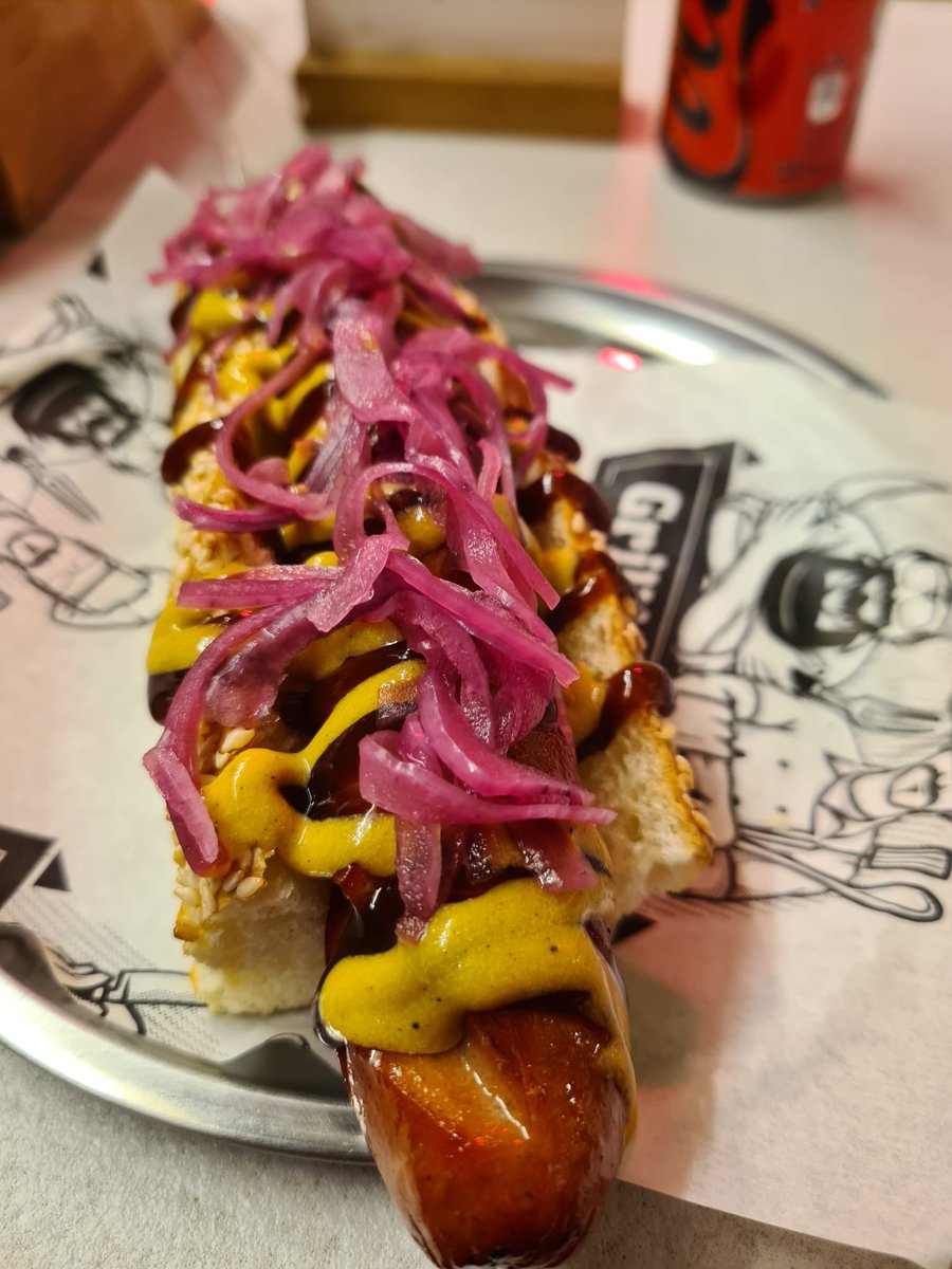 Grillin'Guys Bağdat Caddesinde beğendiğim birkaç burgerciden biri. Dün Tiftik Sandviçi denedim ve beğendim. 
Ayrıca Hot Dog'da güzeldi.