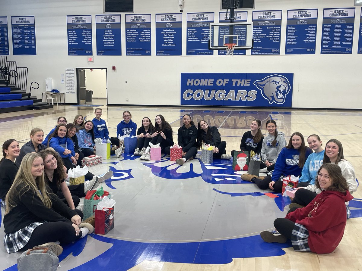 ElizabethFruend's tweet photo. Freshman girls PE class had our secret sister gift exchange today. This group of ladies shared kindness throughout the entire semester. It was a privilege to teach them. Great group of young ladies! https://t.co/aFEvEPvlfF