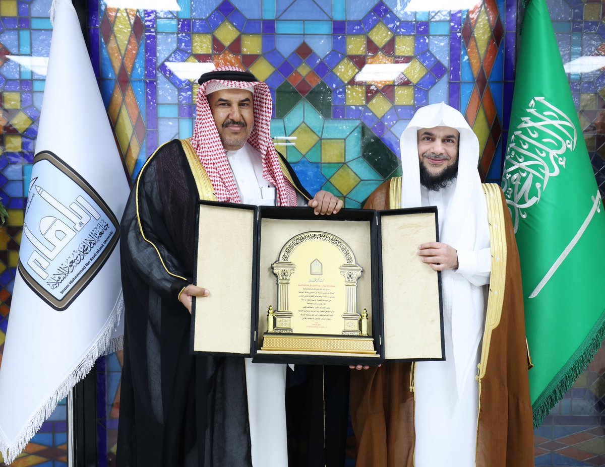 IMSIU_edu_sa's tweet image. وكيل #جامعة_الإمام أ.د. منصور بن عبدالرحمن الحيدري يكرم مدير عام الشؤون الإدارية بالجامعة أ. عبدالعزيز بن عبدالله الحمد بمناسبة إحالته للتقاعد من الجامعة.
وقدم أ.د. الحيدري شكره وتقديره للأستاذ الحمد مثمنًا الجهود الكبيرة التي قام بها خلال عمله بالجامعة، سائلًا الله له التوفيق…