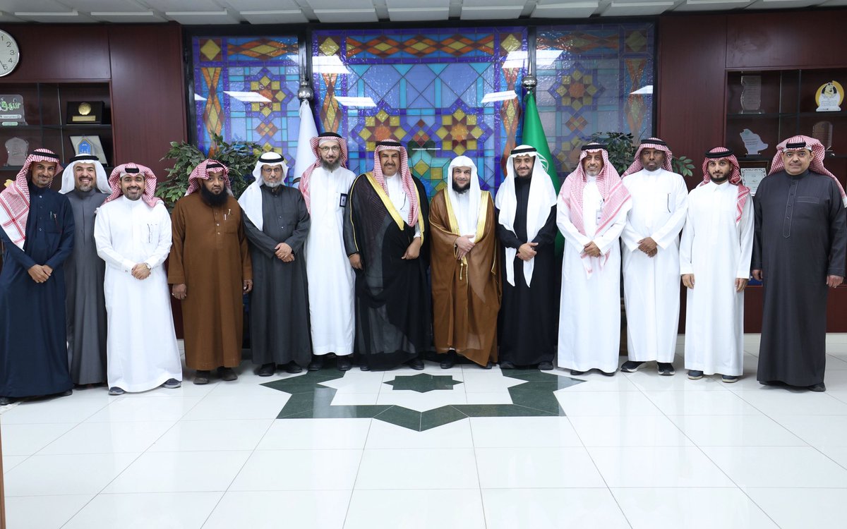 IMSIU_edu_sa's tweet image. وكيل #جامعة_الإمام أ.د. منصور بن عبدالرحمن الحيدري يكرم مدير عام الشؤون الإدارية بالجامعة أ. عبدالعزيز بن عبدالله الحمد بمناسبة إحالته للتقاعد من الجامعة.
وقدم أ.د. الحيدري شكره وتقديره للأستاذ الحمد مثمنًا الجهود الكبيرة التي قام بها خلال عمله بالجامعة، سائلًا الله له التوفيق…