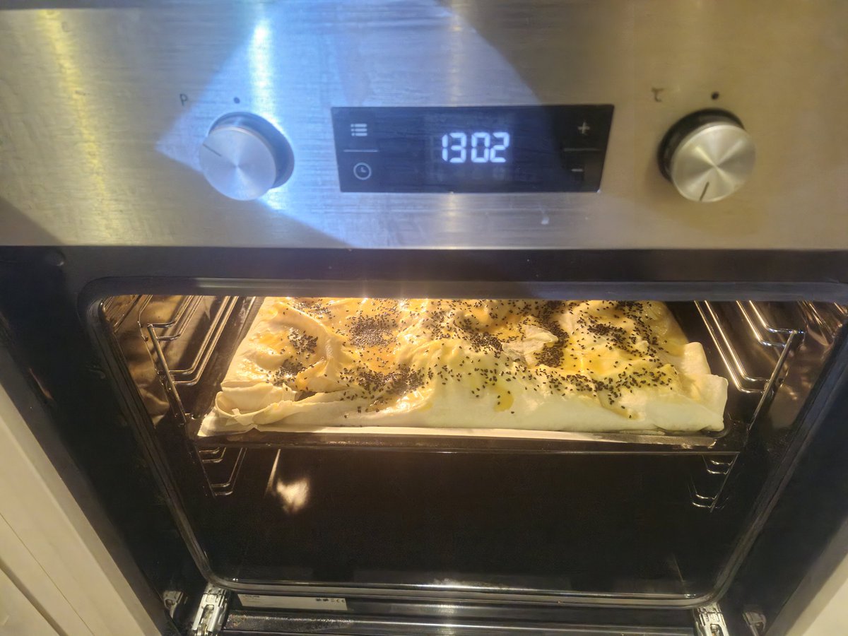 Mutluyum, niye biliyor musunuz? İstanbul'daki fırını ilk defa kullanacam, nasıl bişi ortaya çıkacak, merak içindeydim. Ayvalık ıspanak ve yufkası ile bir Ayvalık-istanbul böreği yaptım. Sonuç Muhteşem. Sebze yemekleri ve böreği hepsi güzel oluyor.