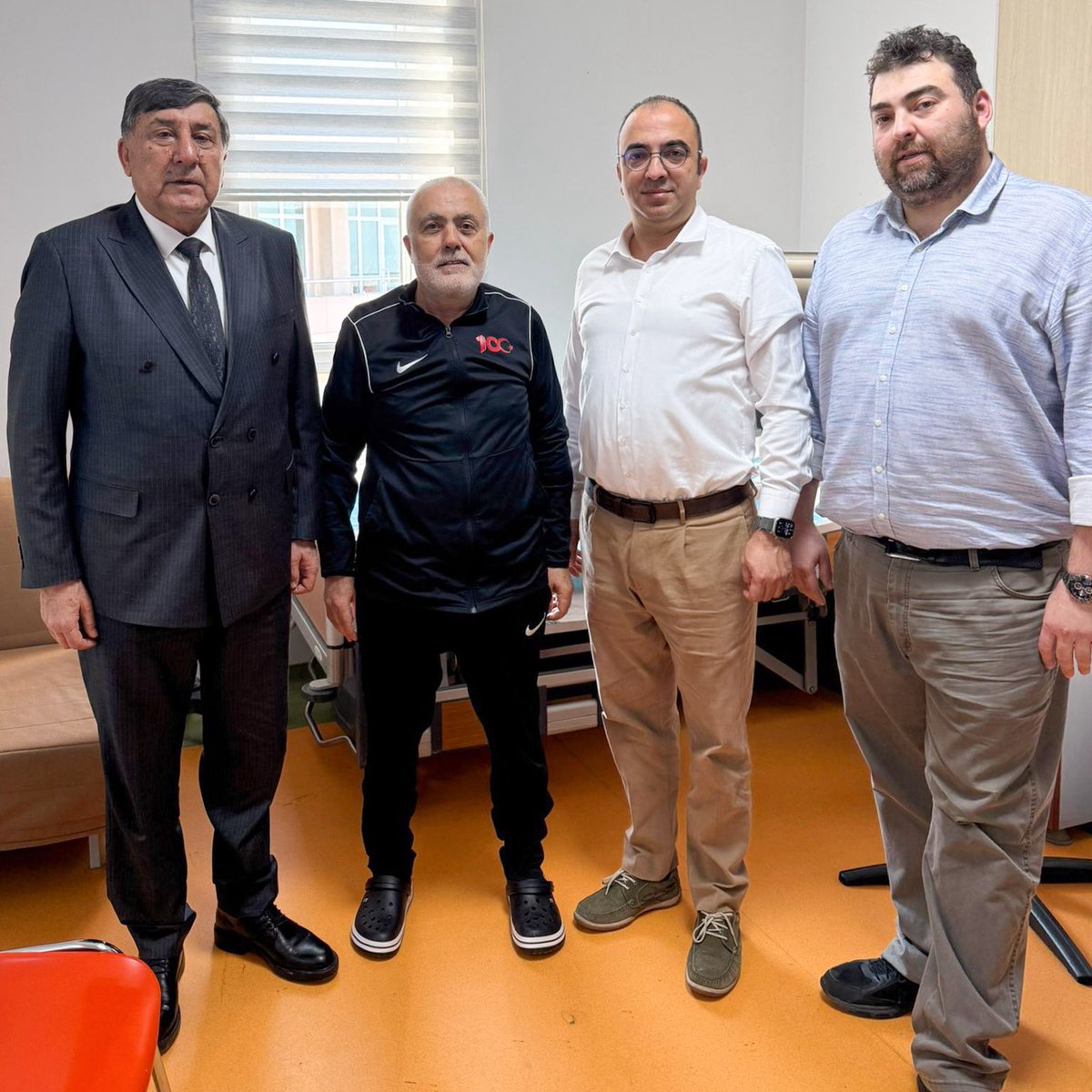 Yönetim Kurulu Başkanımız Mehmet Çetin, Balıkesir Üniversitesi Hastanesi Başhekimi Doç. Dr. Bahadır Çağlar ve Başhekim Yardımcısı Doç. Dr. Süha Serin ile birlikte Balıkesir Gazeteciler Cemiyeti Başkanı Ramazan Demir’i ziyaret ederek geçmiş olsun dileklerinde bulundu.