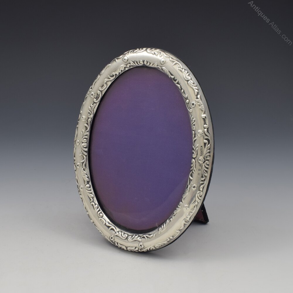 antiques_atlas's tweet image. Selling  on Antiques Atlas we have
The Fancy Fox antiques-atlas.com/thefancyfox/ 
Recently listed items for sale include this🎁🎄
Art Nouveau Embossed Silver Oval Photo Frame
@_TheFancyFox   #antiquesilver #sterlingsilver #solidsilver #silverphotoframe #antique #antiques