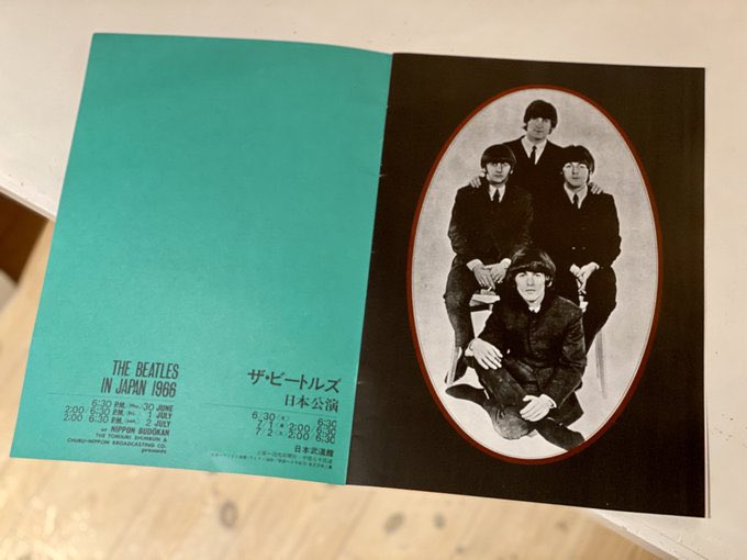 叔父から譲り受けたビートルズ日本公演のパンフレット。30冊ほど