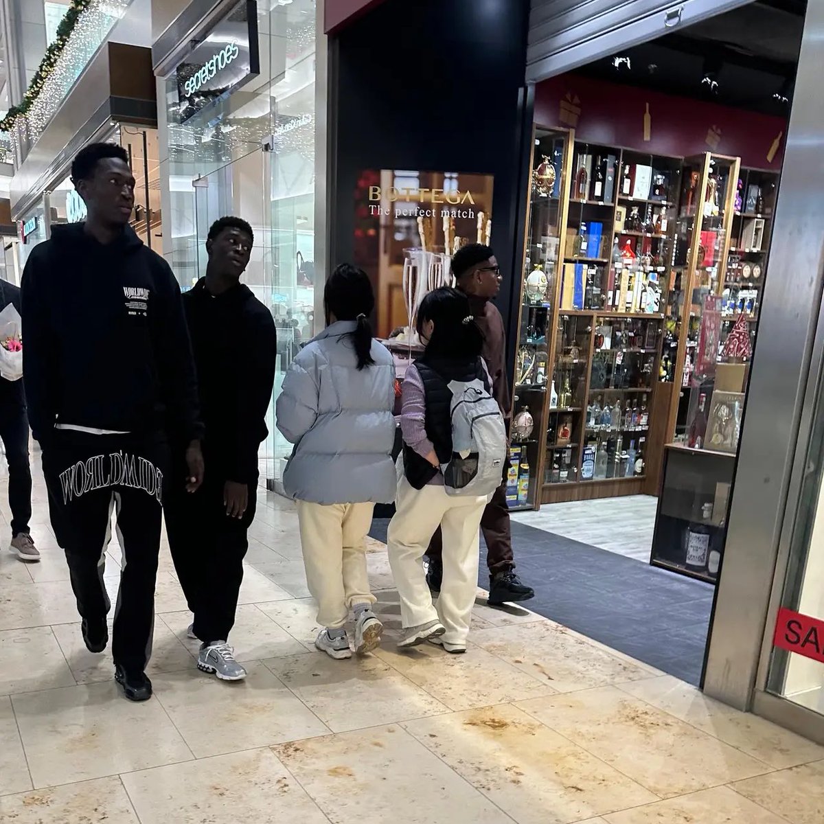 V pondelok večer bol potrestaný Alasana Yirajang videný pri obzeraní cestovného kufra v jednom z bratislavských nákupných centier.

Po jeho boku sa nachádzal aj Cesar Blackman.

📸 <a href="/Sport24Sk/">sport24.sk</a>