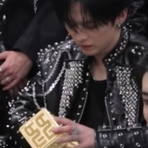 the way hes looking at it and playing with it... curious kitten its all yours baby 😭😭😭😭