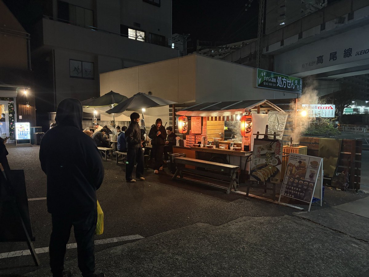 SNSで見て高尾きた。初の屋台　味が薄め、あっさりというか薄め😅　目の前の相席になった黒人の方が大量に胡椒入れてた、そういうことか　一緒に食べた餃子と一緒に食べるとちょうどいい感じ、屋台なので、スープをじっくり煮込めないのか　スープの深みは無いが、でも味薄くても見た目美味しい感じ