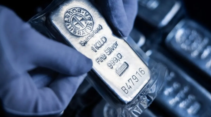 الفضة تحلق فوق 66 دولاراً لأول مرة في التاريخ 