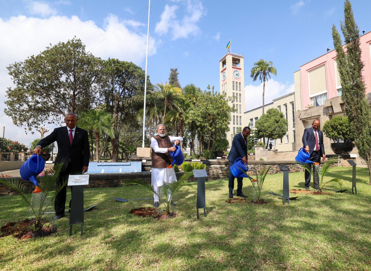 PMOIndia's tweet image. PM @narendramodi, PM @AbiyAhmedAli and other dignitaries planted saplings under the ‘Ek Ped Maa Ke Naam’ and the Green Legacy initiative of Ethiopia.