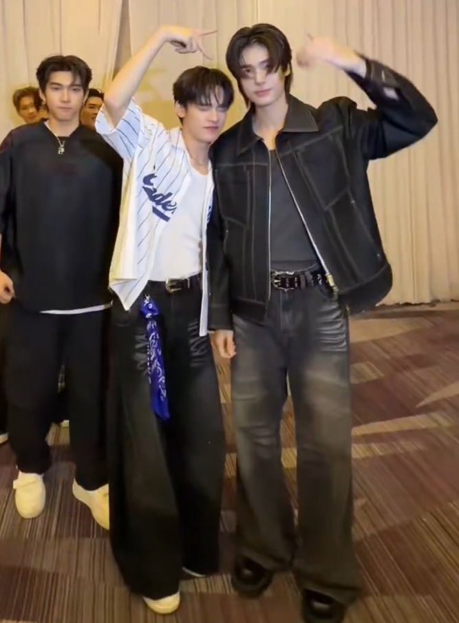 fluffyhoney__'s tweet image. ความสูงแบบน้องป๋อเกยไหล่พุวินได้เลย แง้กๆๆๆๆๆๆ