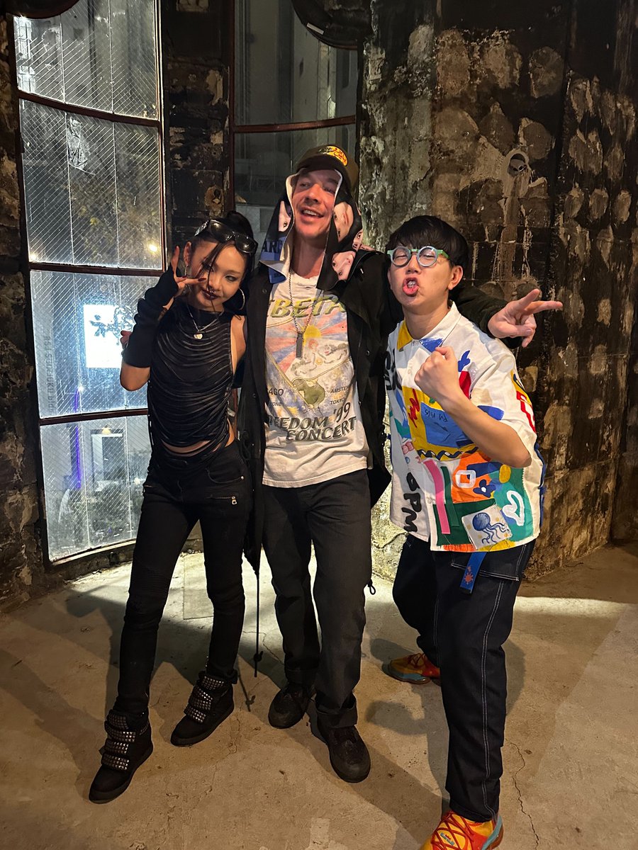 so_so_sound's tweet photo. @diplo の緊急来日公演でサポートアクト、そしてアフターパーティーではサプライズでB2BセットをDiplo と N2さん(@bananaokaaa )とさせて頂きました。

あのDiploの前座を務め���一緒にDJが出来た事は、本当に僕の人生の���で忘れられない最高の経験でした。

新宿でのゲリライベントなのでギリギリの告知だったにも関わらず、集まってくれた約5000人のお客さんからは純粋な音楽の愛をたくさん感じました。

そしてSO-SO Exerciseで急遽筋肉を披露してくれたお二人のマッチョも最高でした🔥

日本のEDMシーンは今マジでアツいです。来年はみんなでもっともっと盛り上げていこう🙌🙌

ありがとうございました🙏