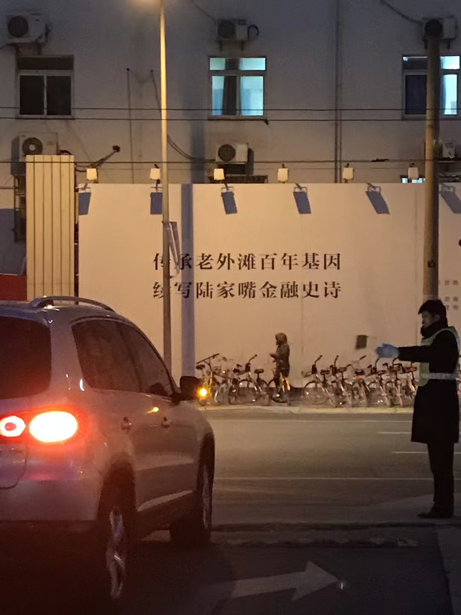 在进入币圈之前我在上海打工，在ChinaJoy做coser，在广告公司实习，在无忧传媒直播，在传统金融做牛马写报告。

18岁，喜欢动漫，混进cos通告群。第一次面试通过600块一天，开心的像狗一样，后来遇到其他良心公司变1000块，我才知道之前的经纪公司偷偷克扣钱😡。