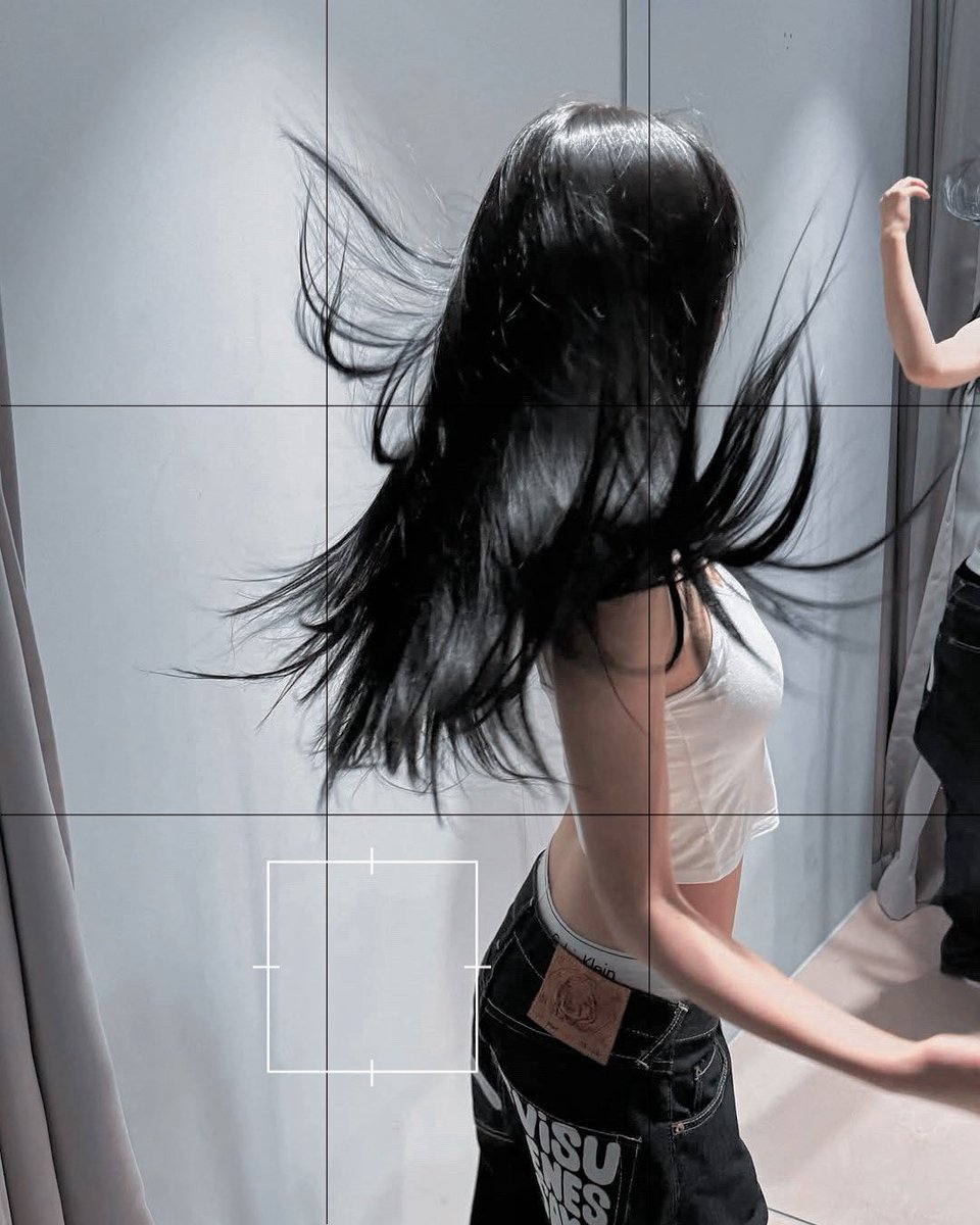 Ningxning's tweet photo. 𝗛𝗮𝗶𝗿  𝗶𝗻  𝗺𝗼𝘁𝗶𝗼𝗻 , 𝗵𝗲𝗮𝗿𝘁  𝗮𝘁  𝗲𝗮𝘀𝗲 
 — caught  between  the  blur  and  the  mirror,  becoming  my  favourite  version  of  me. https://t.co/KDK7LsIiOu