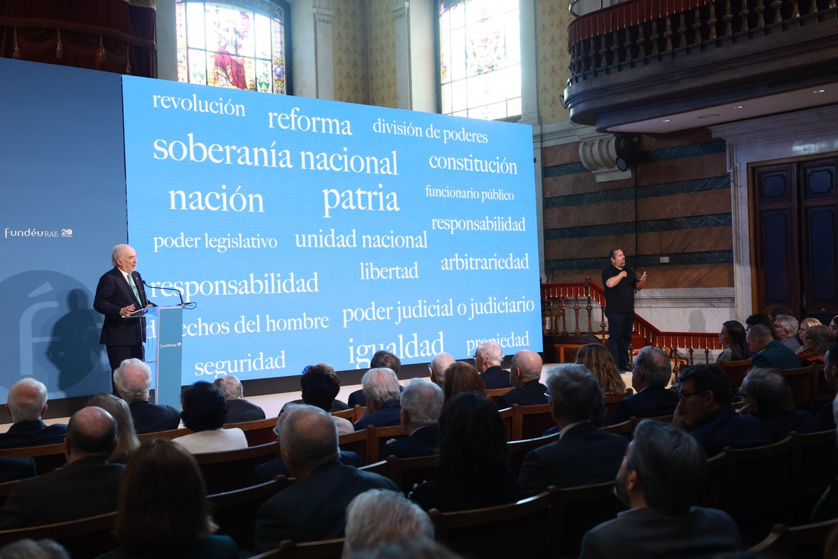 CasaReal's tweet photo. La Reina ha presidido el acto conmemorativo del 20º aniversario de la Fundación del Español Urgente “FundéuRAE”, promovida por la Agencia Efe y la Real Academia Española para fomentar el buen uso del español en los medios de comunicación.

➡️https://t.co/ZOId8m6fvx https://t.co/8cmU3nzSCY