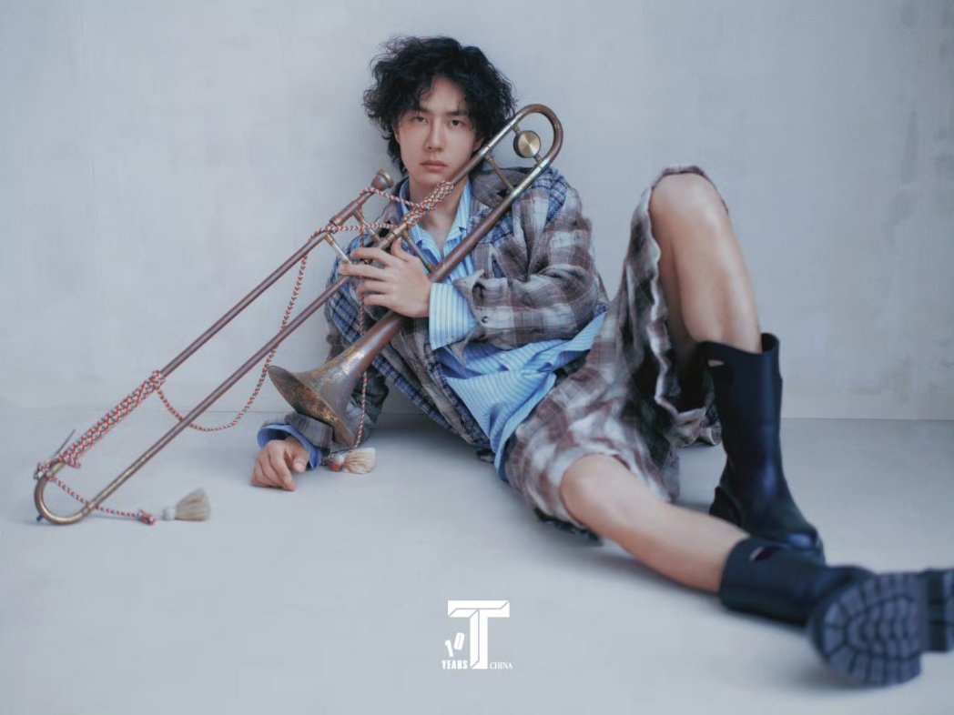 CnYibo's tweet photo. LOEWE Global Brand Ambassador WangYibo fronts the cover and features of T China’s December issue, presenting the 2026 Early Spring collection and the Bobby Folded bag.#王一博 #WangYibo王一博 #YIBO #wangyibo #왕이보 #หวังอี้ป๋อ https://t.co/NfH8dlyyJs