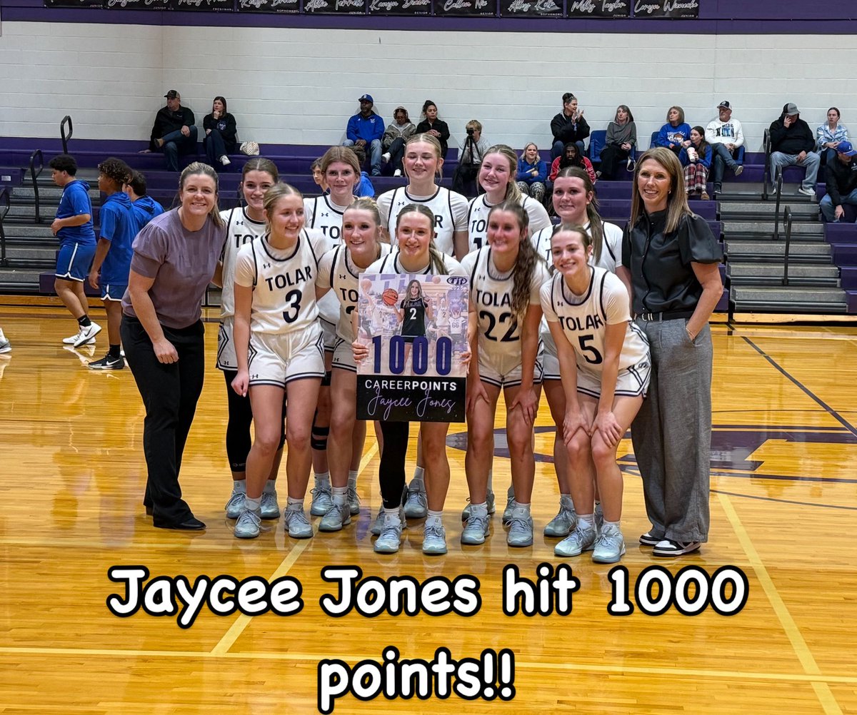 TolarRattlerGBB's tweet image. Tolar Lady Rattlers moved to 2-0 in District play last night and celebrated Jaycee joining the 1,000 point club. Keep Chopping Girls!!