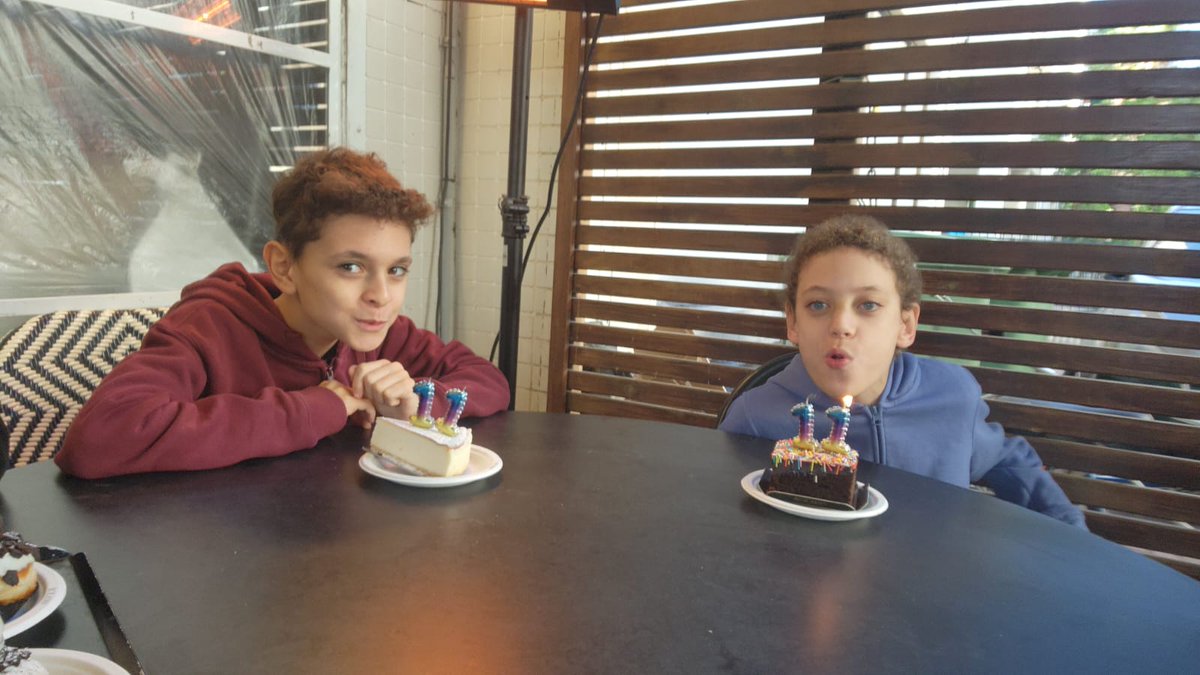 הם בני 11 היום והם עדיין מרשים לי לצלם תמונות יומולדת. ללא ספק הצלחה הורית.