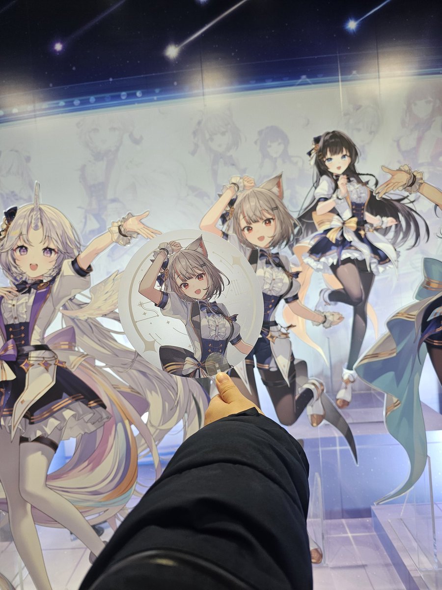 내껀 아니지만 너무 이뻐🥰

(같이간 친구 올컬 뺏어서 찍기)

#스텔라이브