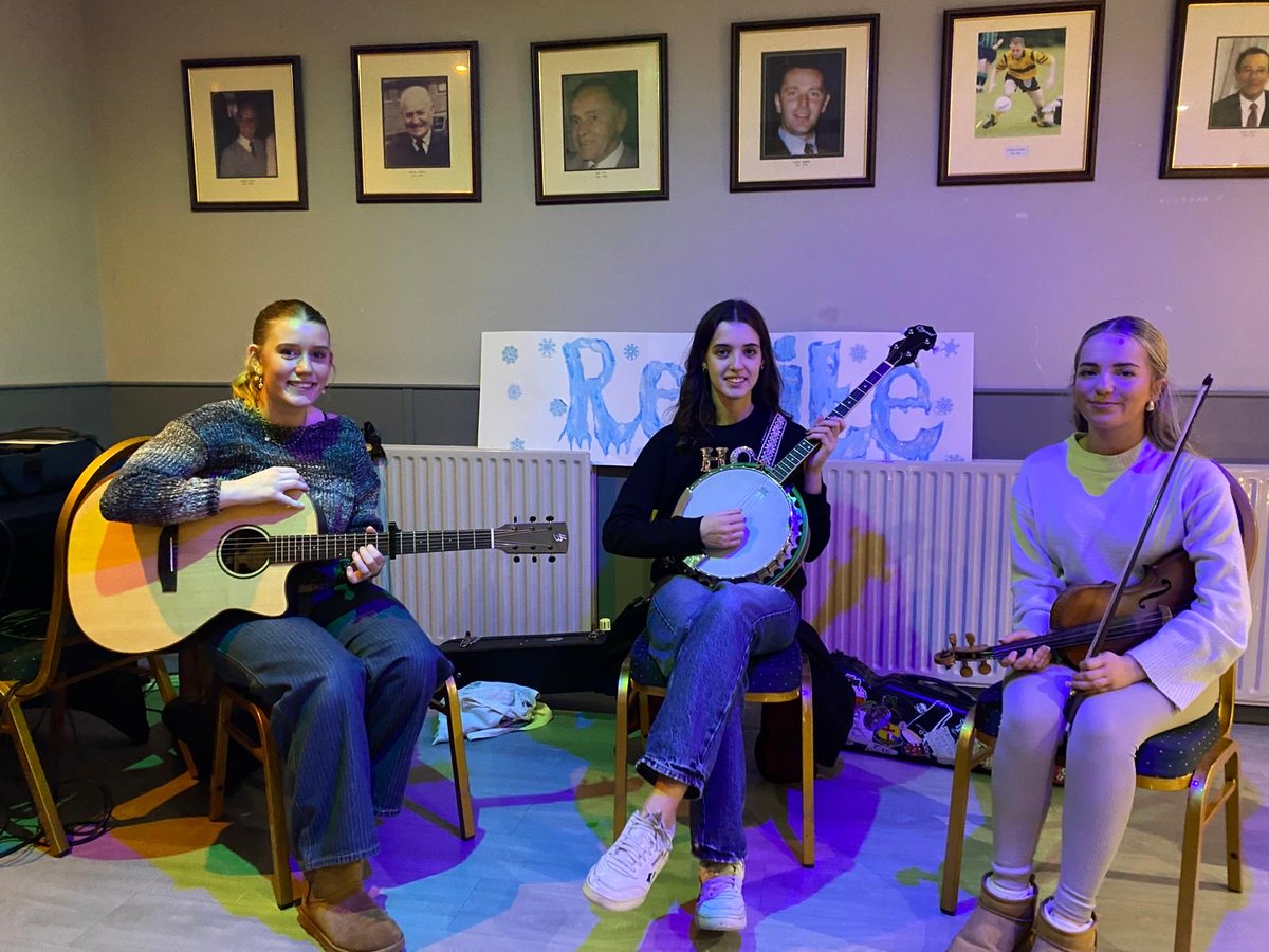 🎄SÍ AN NOLLAIG Í🎅

Bhí oíche ghalánta againn ag dinnéar na Nollag aréir!
Ar aghaidh le pobal Éanna agus clann Ghormlaithe!
Buíochas ó chroí le Peadar Ó Catháin mar quiz mháistir agus Tóg go bog é don cheol! 🎻 
Míle buíochas le Puccini’s chomh maith bhí an béile go hálainn!