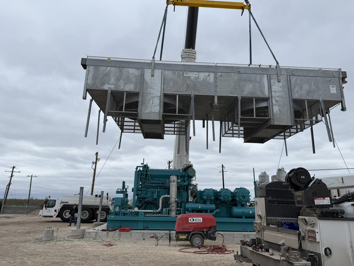 FlakeBoss_2019's tweet photo. Getting a gas compressor set in South Texas this week! https://t.co/FZFphHcysy