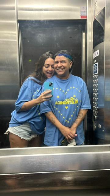 2 meses de Isa e Babita juntas! 

tem anos que eu tenho a dádiva de poder ser uma das tuas melhores amigas, mas poder ser tua namorada e desfrutar desse jardim contigo é precioso, é privilégio! que possamos plantar e colher bastante, que mergulhemos nas nossas profundezas do amar