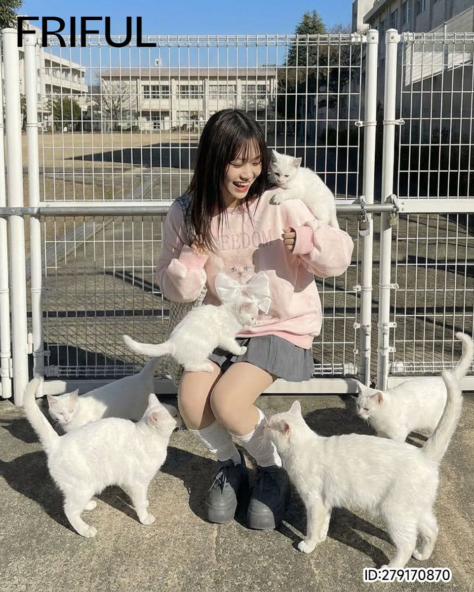 ふわふわのネコ ふわふわピンクがかわいい💕 大人気！バズり中の猫ちゃんスウェット