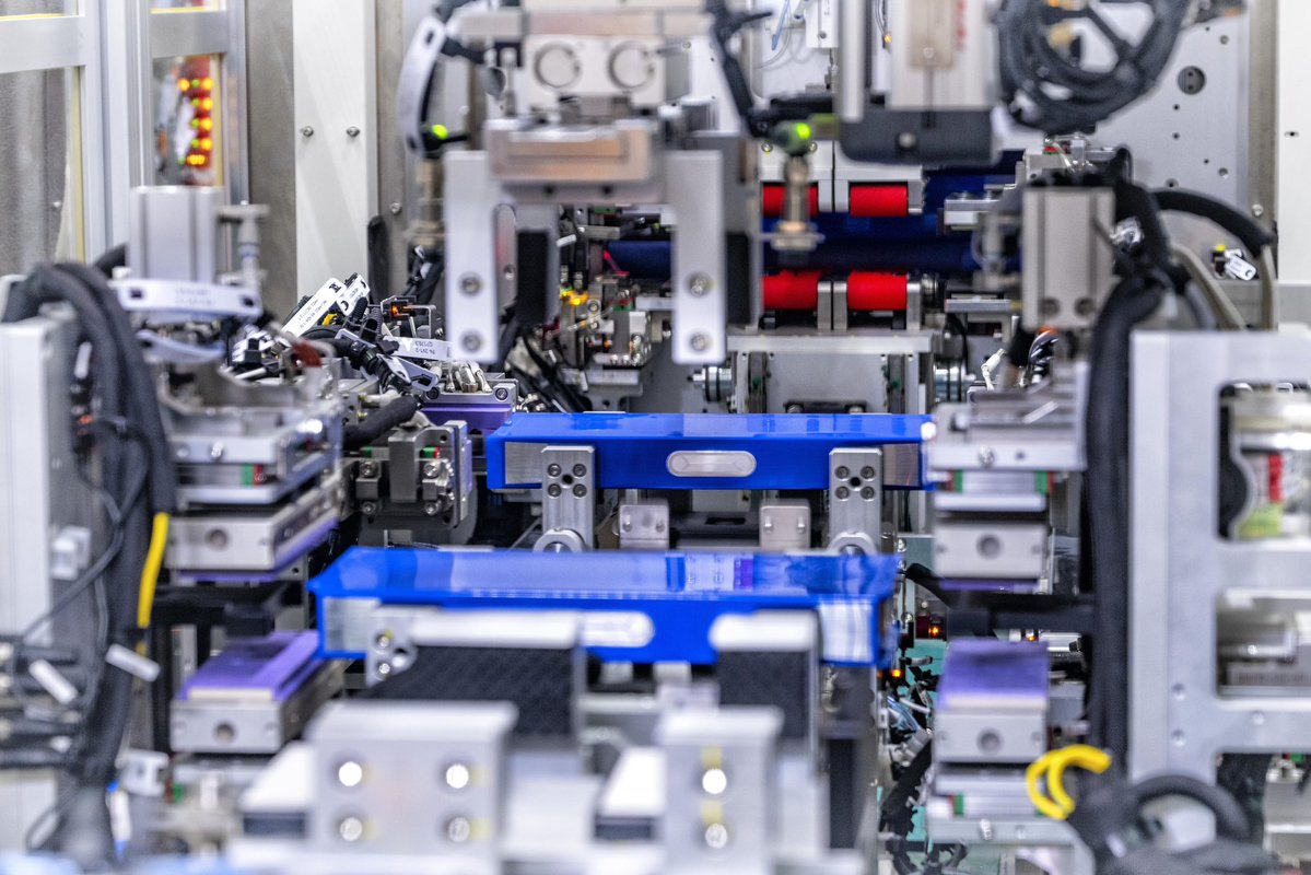 StepanRehak's tweet image. A major technical milestone for European e-mobility.

With the commissioning of the PowerCo Gigafactory in Salzgitter, Volkswagen Group has started industrial production of its first Unified Cells made in Europe. 

The standardized prismatic cell architecture enables scalability…