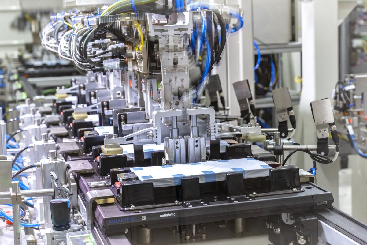 StepanRehak's tweet image. A major technical milestone for European e-mobility.

With the commissioning of the PowerCo Gigafactory in Salzgitter, Volkswagen Group has started industrial production of its first Unified Cells made in Europe. 

The standardized prismatic cell architecture enables scalability…