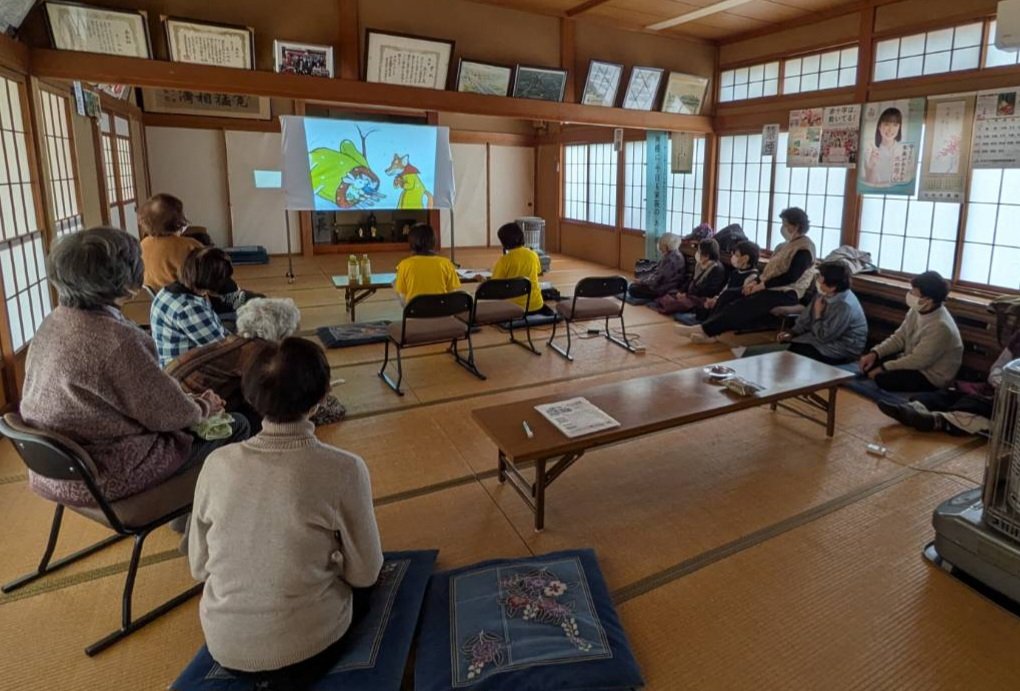今日は鬼木集会所さんに出前朗読に行って来ました。今日のスクリーン紙芝居は「てぶくろ」「どんとこい三途の川」「愛染かつら」の3話でした。
#音声訳つわぶき会
#鬼木集会所
#出前朗読
#スクリーン紙芝居