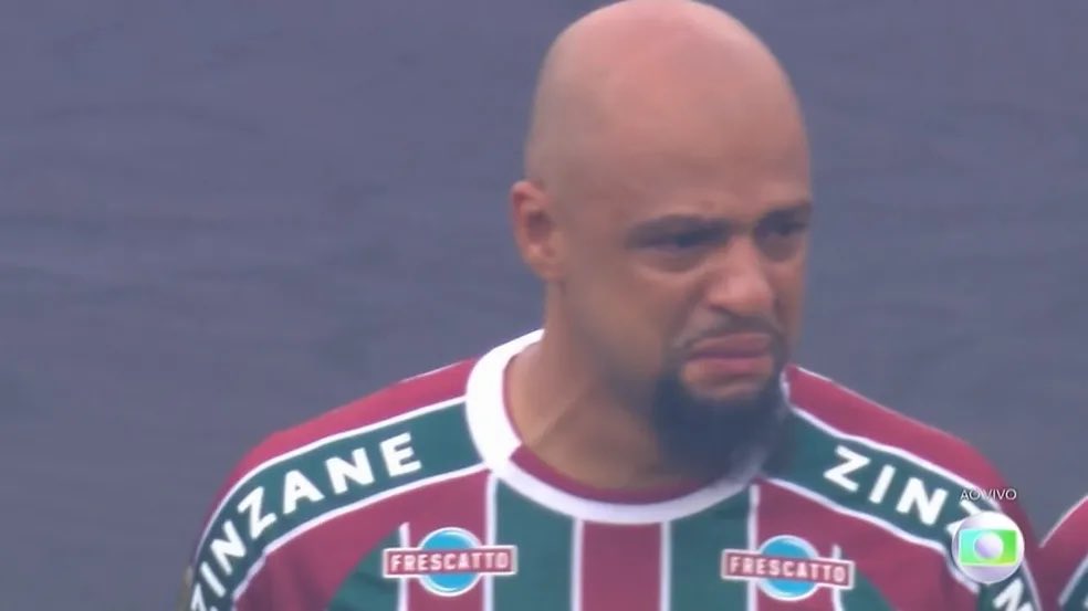 golsdobrasil1's tweet photo. 🚨 Um estudo publicado na revista Frontiers in Psychology revelou que homens choram quatro vezes maispor causa do futebol do que pelo fim de um relacionamento amoroso.

A explicação está na percepção de masculinidade: chorar em contextos vistos como "masculinos", como o esporte (especialmente o futebol), é socialmente mais aceitável, permitindo expressar emoções como alegria, frustração ou tristeza sem julgamento.

Já em situações consideradas mais vulneráveis ou "femininas", como términos amorosos ou perdas pessoais, o choro é frequentemente visto como fraqueza, levando muitos homens a reprimir suas emoções.

🗞️ @JornalOGlobo
📸 Reprodução/TV Globo