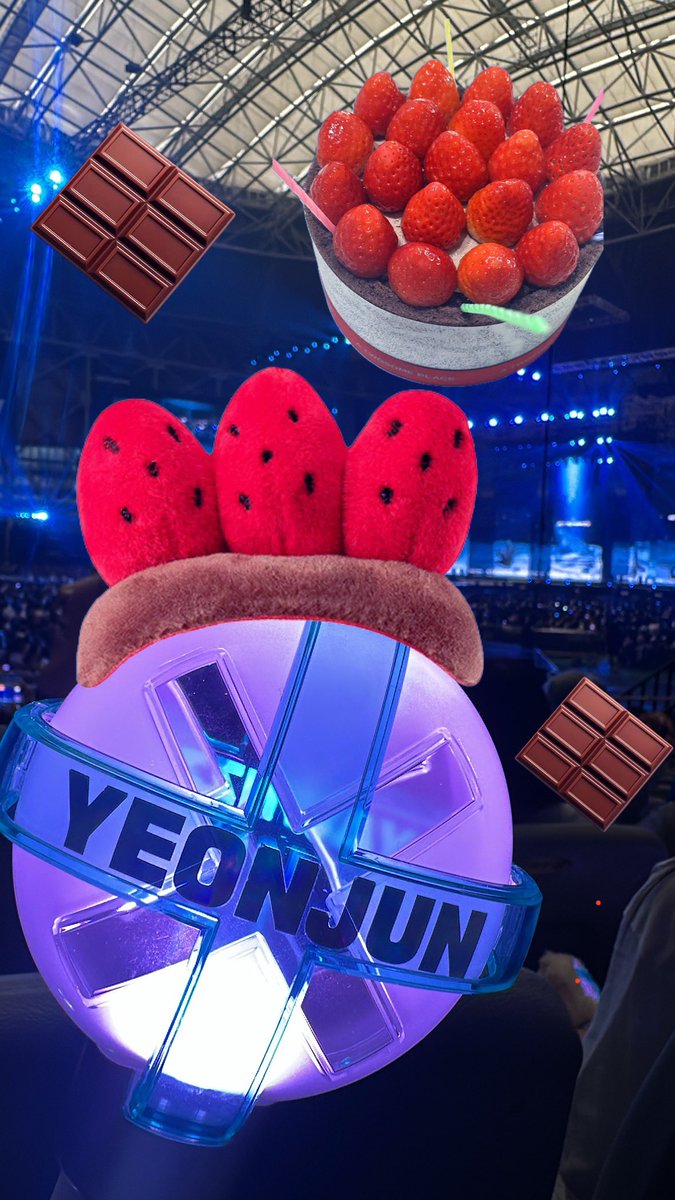 스초생 진짜 겨울마다 기다리는 최애 케이크ㅠㅠ 올해두 벌써 먹었어요!! 나오자마자 사먹음💗😍