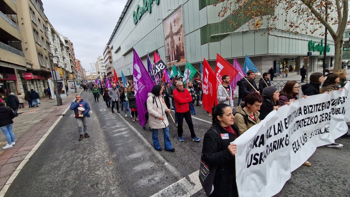 LABpublikoa's tweet image. 🔴  Atzo Iruñean mobilizatu ginen, eta gaur manifestazio jendetsua egin dugu Gasteizko kaleetatik

📢 #Euskaraz lan eta bizitzeko eskubidea!
🚨 #Euskara-rik gabe kalitatezko zerbitzu publikorik ez!

#ZerbitzuPublikoetanEUSKARAZ #euskarazlanetabizi