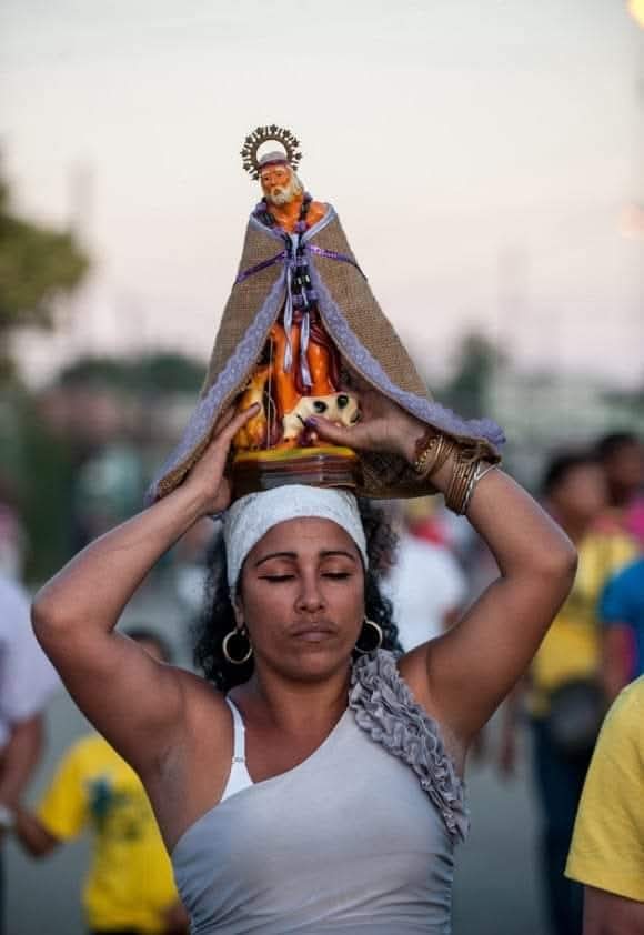 Las mujeres cubanas sosteniendo el hogar, los hijos, el trabajo, la patria y la fe.
Es también Cuba con su cultura y su incesante batalla por la vida. 

#Cuba 🇨🇺
