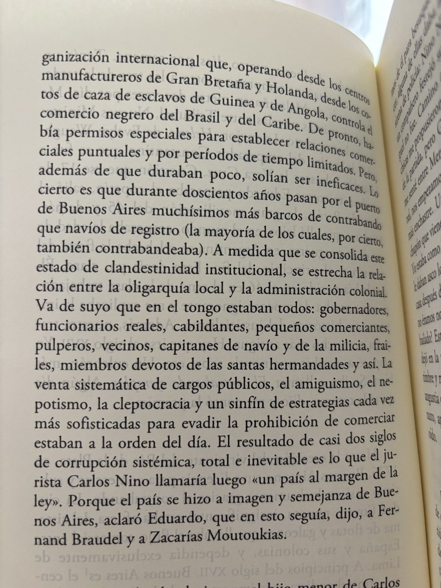 Comienzo un libro de literatura que se llama “contrabando ejemplar”. A las pocas páginas leo este párrafo y le saco una foto, sin llegar al final, porque se me ocurre que hay un paper jurídico ahí. Llego al final, y el autor ya hizo la relación. Menciona a Nino.