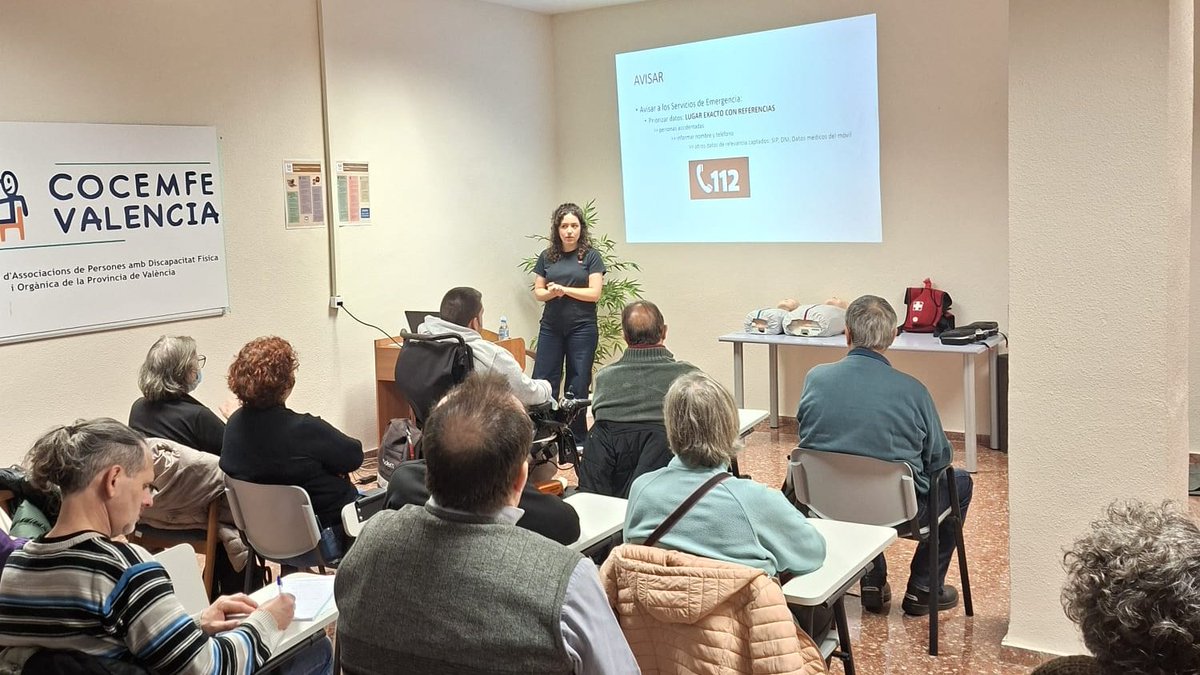 COCEMFEValencia's tweet photo. 🏥 #CONECTO ha realizado un taller teórico-práctico en primeros auxilios
🫀 Aprendimos acciones como la reanimación cardio-pulmonar o maniobras de desobstrucción ante atragantamientos
¡Muchas gracias al Hospital Lluís Alcanyís de Xàtiva (@GVAdsxo) por la cesión de materiales! https://t.co/yN6gSEEfsy