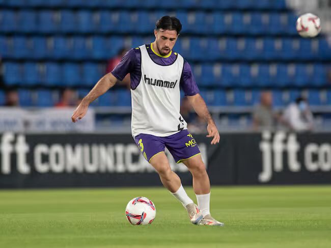 El Málaga va a cerrar el acuerdo de renovación con el lateral Carlos Puga. Buen movimiento con jugador que es todo pundonor en banda. Con la salida de Gabilondo y la ampliación de Rafita, el Málaga ya tiene su banda derecha. No así en la banda izquierda, donde no hay movimientos.