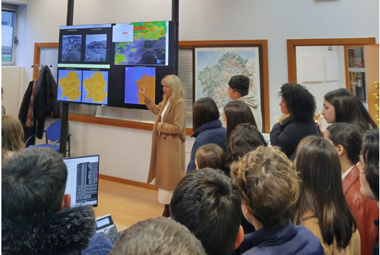 MeteoGalicia's tweet photo. Hoxe recibimos en MeteoGalicia a última visita deste ano 2025, neste caso 1º da ESO do IES de #Valga.
Foi un pracer compartir a mañá con vós e coas vosas profesoras. A radiosondaxe viaxou cara ó sur e caeu no suroeste da provincia de #Ourense.
#BoNadal🎄 https://t.co/OTvBaQnEQm